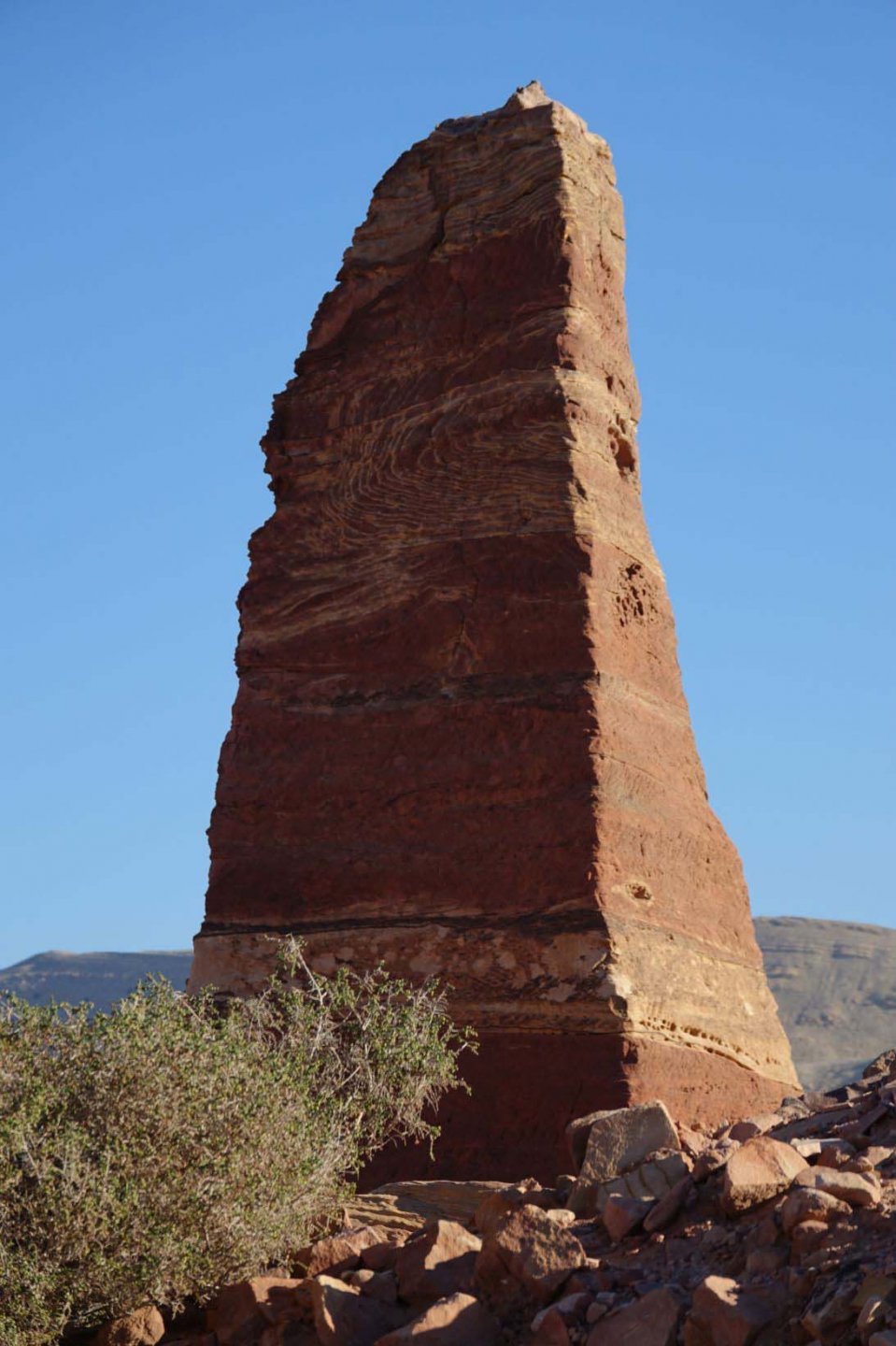 obelisk in petra aus dem felsen herausgearbeitet